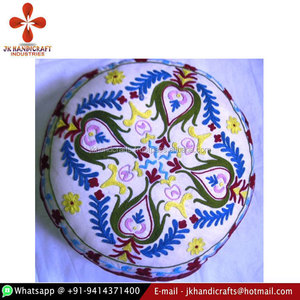 Taie d'oreiller décorative traditionnelle indienne brodée à la main Suzani - Product Image 2