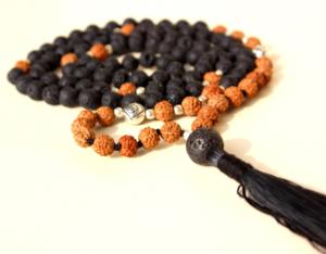 Vente en gros collier de perles mala en onyx noir avec pompon en soie Style bohème bouddhiste religieux unisexe pour fête ou cadeau - Product Image 1