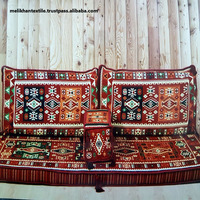 Conjunto tradicional árabe Oriental sentado