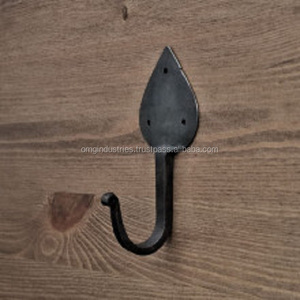 Compre al por mayor gancho de pared grande decorativo de hierro fundido, estilo vintage, lacado, negro antiguo, forjado a mano. - Product Image 1