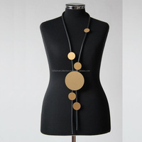 Colliers en cuir et laiton plaqué or, design lune tendance, chaîne à maillons, haute qualité, vente en gros, par des designers