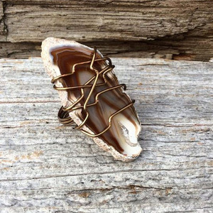 Vente en gros d'anneaux de pierres précieuses ajustables tendance et élégants pour filles et femmes finition laiton agate enveloppée de fil Druzy pour les fêtes de fiançailles - Product Image 1