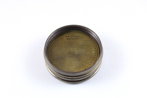 Brújula Náutica de Latón con Acabado Antiguo y Diseño de Pájaro Reyezuelo, con Estuche de Cuero para Camping y Senderismo, Construcción Metálica - Product Image 5