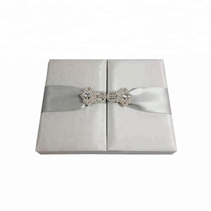 Boîte d'invitation de mariage en soie thaïlandaise de luxe Oeuvre artisanale avec fermoir brodé et style artificiel de style ange - Product Image 1