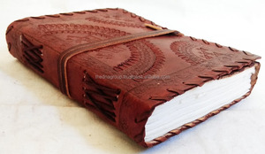 Diario de cuero genuino hecho a mano con costura lateral de diseño en relieve y cierre de correa, perfecto para uso personal y profesional - Product Image 4