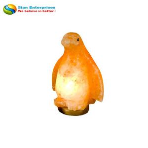 Lampe à sel fantaisie en forme de pingouin avec Base en bois et cordon électrique-entreprises siennes - Product Image 6