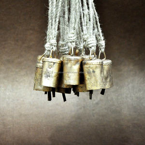 Campana de Metal tradicional antigua, hoja de Metal de hierro rústico dorado, regalo de boda indio redondo para invitados, modelo de tema musical fundido a mano - Product Image 6