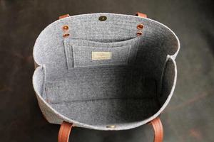 Sac fourre-tout décontracté en cuir fait main pour femme avec deux poignées, bandoulière en feutre et cuir, grand sac en cuir Markhor à motif bonbon pour usage quotidien - Product Image 5