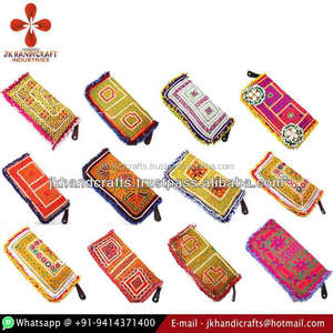 กระเป๋าคลัทช์ผ้าคอตตอนปักลายยิปซีสไตล์วินเทจของอินเดีย - Product Image 1