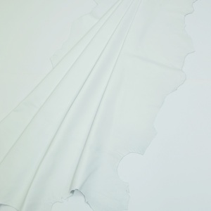 Tipo de grano de cuero de piel de oveja blanca Premium para chaquetas Bolsos Cuero genuino para acabado de prendas - Product Image 1