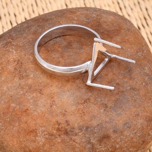 Bague à griffes en forme de triangle en argent sterling massif 925 Trouver des bijoux Bague à la mode plaquée argent pour cadeau de mariage ou fêtes. - Product Image 5
