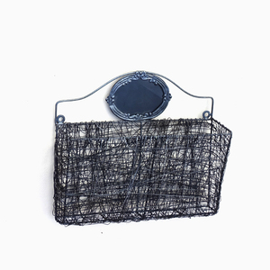 Revistero de alambre tejido a mano - Product Image 1