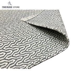 Hand Woven Flat Weave Recycled Plastic Rug Pet Polyester Yarn Waterproof Outdoor Carpet