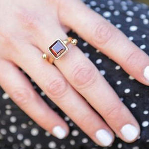 Bague de pierres précieuses en forme de coussin pour femmes élégantes bijoux en laiton à la mode grenat Party Wear - Product Image 2