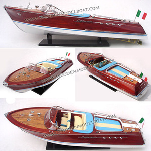 Bateau de vitesse en bois RIVA AQUARAMA, bateau classique, livraison en bois