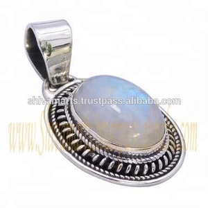 Colgante de Plata de Ley 925 de Alta Calidad con Baño de Rodio y Piedra Lunar Arcoíris, Corte Esmeralda Ovalado, Joyería Hecha a Mano, Estilo Vintage - Product Image 2