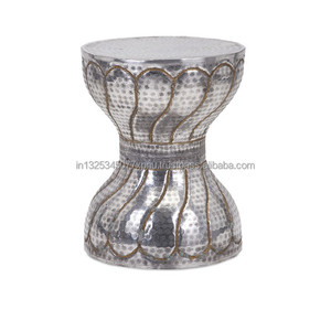Table d'appoint en aluminium martelé avec dessus en bois - Product Image 1