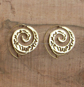 Pendiente de espiral grande para mujer, pendiente de aro de latón hecho a mano, sin níquel, 2021 - Product Image 1