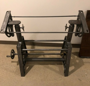 Base de table à manivelle à hauteur réglable Mobilier en bois à engrenage en fer de conception industrielle unique pour bureau ou salon - Product Image 4