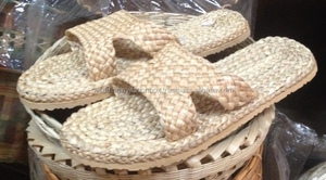 รองเท้าและรองเท้าแตะสานจากหญ้าทะเลและผักตบชวาของไทย - Product Image 2