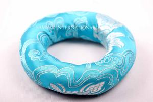 Cojín de cuenco acolchado azul cielo tibetano hecho a mano almohada de soporte de cuenco de meditación personalizable - Product Image 4