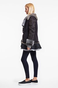 2018 dames en peau de mouton véritable imperméable Dobby tricoté coquille teint Poncho avec nœud fourrure fausse fourrure Valeriano Romano - Product Image 3