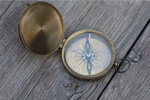 Brújula de latón vintage con caja de cuero marrón hecha a mano de Calvin Handicraft - Product Image 4