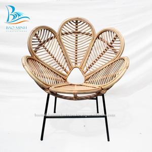 Chaise en rotin fleuri avec base en fer - Product Image 2