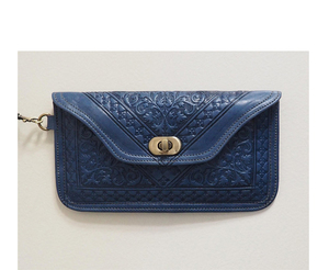 Portefeuille pour femme en cuir marocain gaufré à la mode avec bracelet couleur personnalisée - Product Image 1