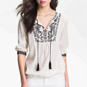 Top brodé à la main pour femmes, manches 3/4, glands noirs, tunique blanche de créateur occidental pour l'été et le printemps - Product Image 1