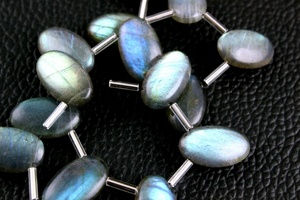 Piedras preciosas de labradorita natural, cuentas de cristal genuinas con Destello azul liso, forma ovalada de alta calidad para la fabricación de joyas al por mayor - Product Image 4