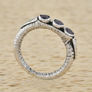 Pierre précieuse d'améthyste ronde en argent sterling 925 Bague à trois pierres Bijoux Bague à la mode pour la fête de cadeau d'anniversaire de mariage. - Product Image 3