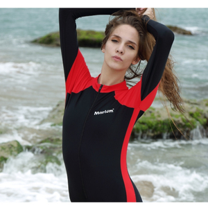 Traje de Baño Rojo Aqua con Diseño de Protección Solar - Product Image 1