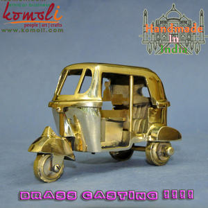 Tuktuk-rickshaw de latón dorado en miniatura, India, bajaj, rickshaw automático, a la venta, artículos decorativos de latón - Product Image 5