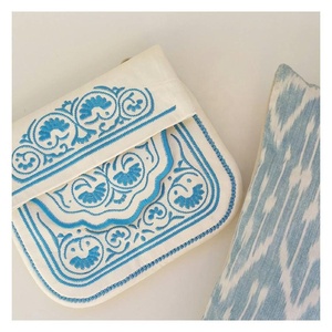 Véritable sac à main en cuir d'inspiration bohème marocain avec fermeture à bouton et épaule à motif géométrique. - Product Image 2