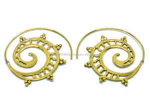 Pendientes de aro en espiral lisos de Color dorado hechos a mano de Metal de latón para mujer Aniversario de estilo bohemio - Product Image 2