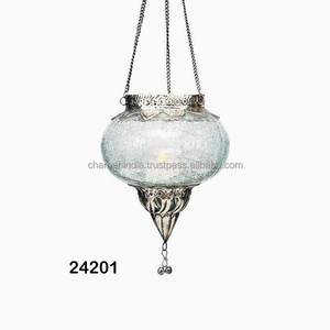 Lanterne à thé en métal et verre suspendue avec un design marocain pour la décoration de la maison et Noël, faite à la main - Product Image 1