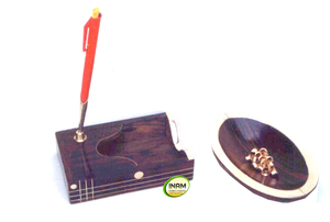 Soporte de madera hecho a mano de diseñador hermoso con pisapapeles grabado Artículo de regalo de negocios antiguo - Product Image 2