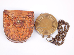 Calvin หัตถกรรมแปลกใหม่เข็มทิศของขวัญทองเหลืองติดปลายพร้อม 'มั่นใจ' เคสหนังประทับตรา thoreau สำหรับการเดินป่า - Product Image 4