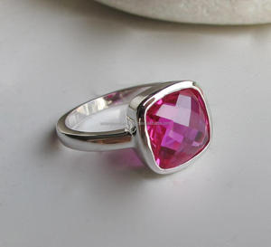 Bague en pierres précieuses faite à la main en quartz rose vif en argent sterling 925 élégante et belle pour les mariages, les fêtes et les anniversaires - Product Image 1
