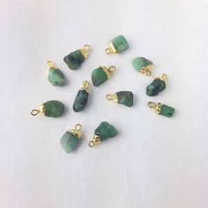 Pendentif unisexe en laiton et pierres précieuses, émeraude, pierre de naissance brute et galvanisée, motif de chiffres, bijoux en pierre avec breloques - Product Image 2