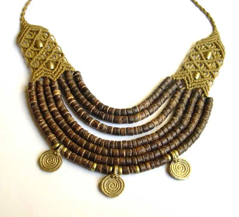 Ethnische Stammes-Kokosnuss-Makramee-Halskette mit Messing goldbraun