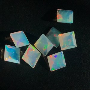 Cristal d'opale éthiopienne de qualité AAA 5mm feu naturel blanc carré à facettes en vrac calibré en vrac fabrication de bijoux en gros - Product Image 1