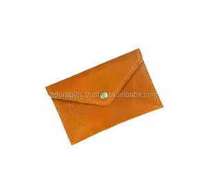 Porte-cartes à motif enveloppe marron avec fermeture à bouton-pression pour transporter des cartes de crédit - Product Image 1