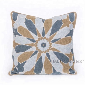 Housse de coussin de Noël, taies d'oreiller en gros coussins décor à la maison oreiller, housses de coussin faites à la main de concepteur indien décoratives - Product Image 1
