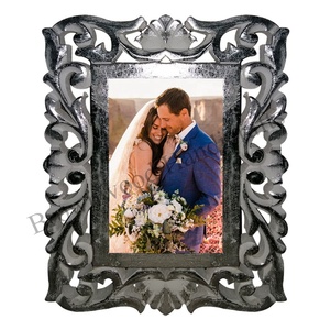 Cadre photo en bois MDF sculpté à la main fabriqué professionnellement pour afficher des photos ou des cadeaux d'anniversaire de mariage à un prix raisonnable - Product Image 1