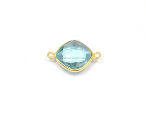 Belle forme de coussin de pierres précieuses en quartz aqua avec plaqué or disponible en connecteur simple et double bélière - Product Image 1