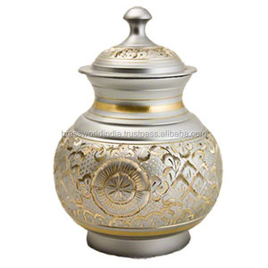 Ensemble d'urnes funéraires en laiton à main priante de style américain pour urne de crémation adulte en métal - Product Image 3
