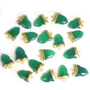 Pendentif en forme de dent de requin plaqué or avec onyx vert 18 à 20 mm - Product Image 1