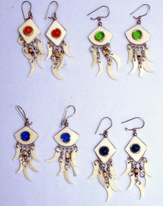Vente en gros de boucles d'oreilles pendantes en os à la mode avec sculpture blanche sur la nature péruvienne bijoux artisanaux - Product Image 2